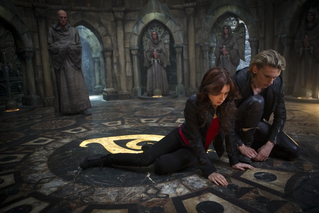 the-mortal-instruments-city-of-bones-lily-collins-jamie-campbell-bower-3