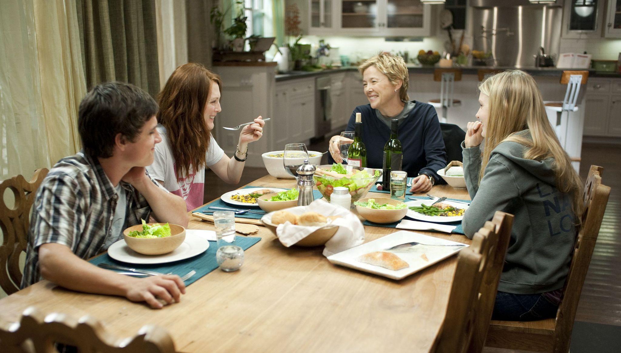 still-of-julianne-moore,-annette-bening,-josh-hutcherson-and-mia-wasikowska-in-the-kids-are-all-right-(2010)-large-picture